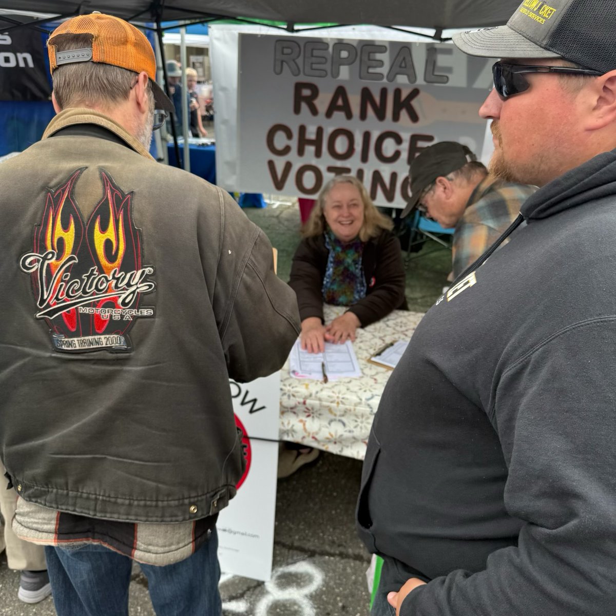 repealnowak's tweet image. 👏👏Look at our AMAZING volunteers, hard at work all weekend, engaging with voters collecting signatures to #RepealRankedChoiceVoting in Alaska! It&apos;s time to #StopRCV!🛑