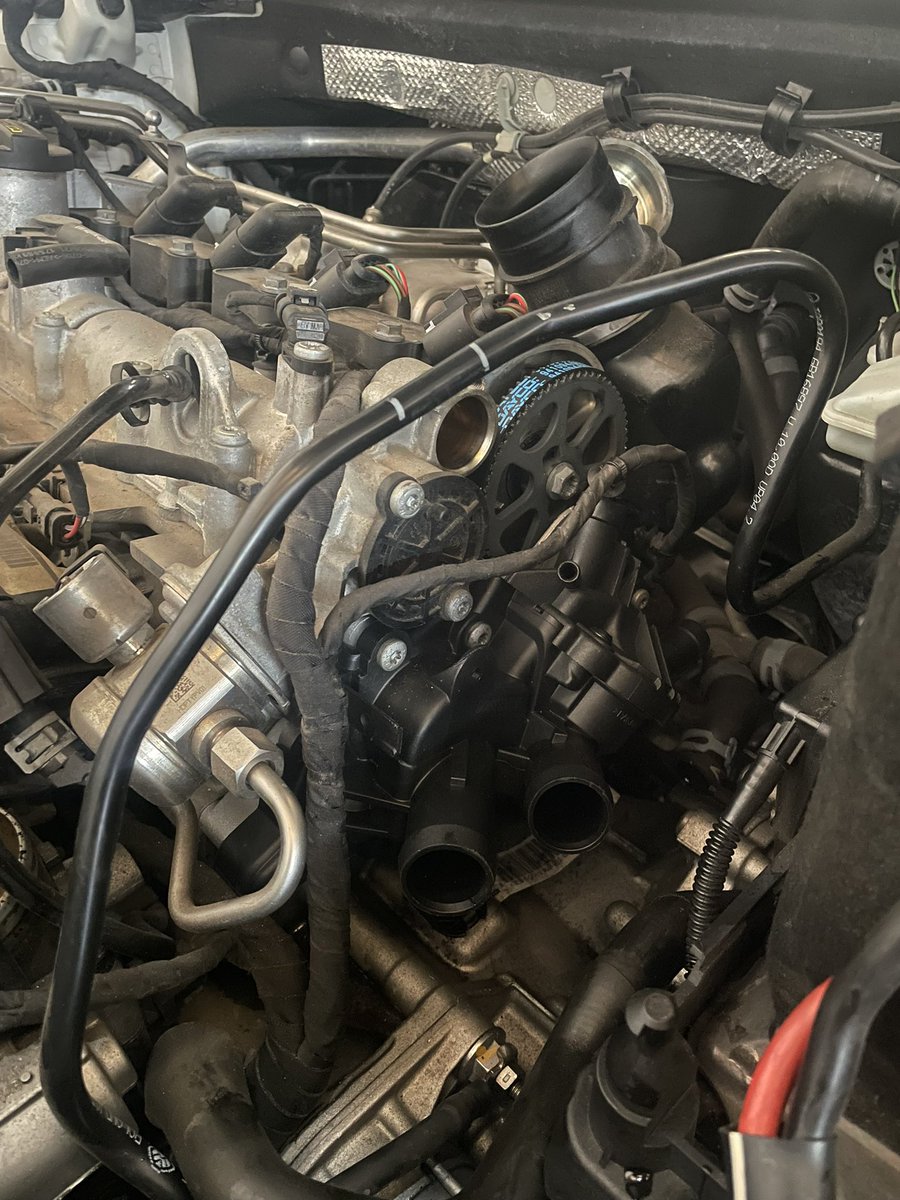 sdainyeccion's tweet photo. Cambio de Bomba de Agua con termostato completa y correa teflonada Dayco #audia3 #wolswagen #Audi #boschespecialista #bosch #sdainyeccion #taller https://t.co/ngQzmn6DZe