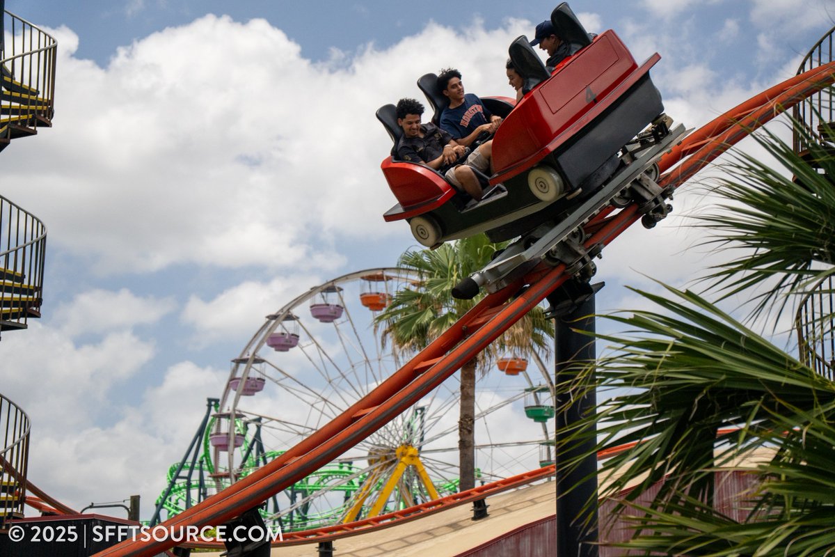 AmusementSource's tweet image. If you got to pick...no spin, some spin or insane amounts of spin?
@SF_FiestaTexas 

#Pandemonium #SixFlags #FiestaTexas #RollerCoaster #Gerstlauer #ThemePark #SanAntonio #SFFTSource #AmusementSource