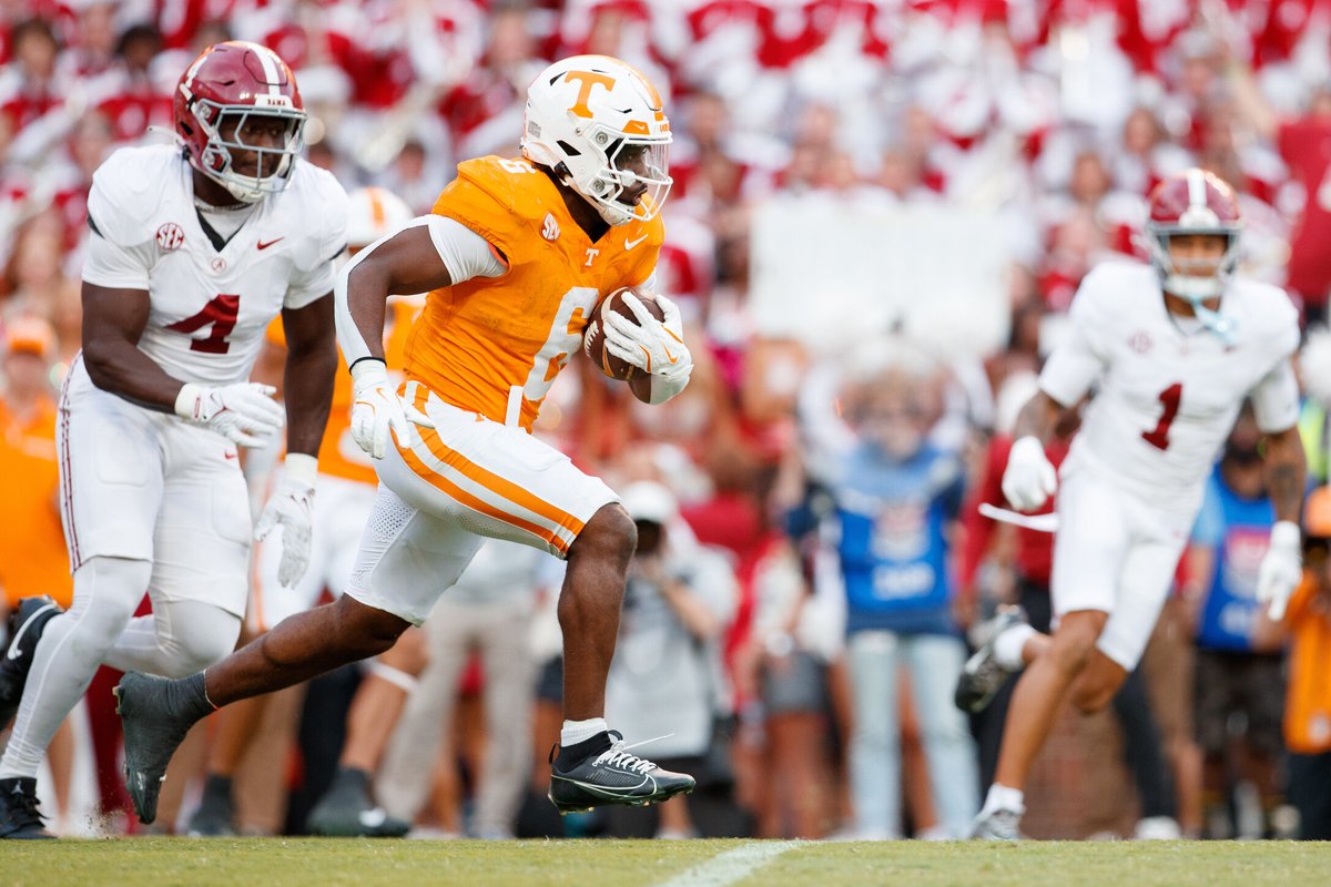 JasonBaumPR's tweet photo. Only at Tennessee 

The only school in the country to have its football, men’s basketball and baseball teams finish ranked in the Top 10 nationally.

Overall, eight sports ended the year in the Top 10!

#GBO🍊 #EverythingSchool