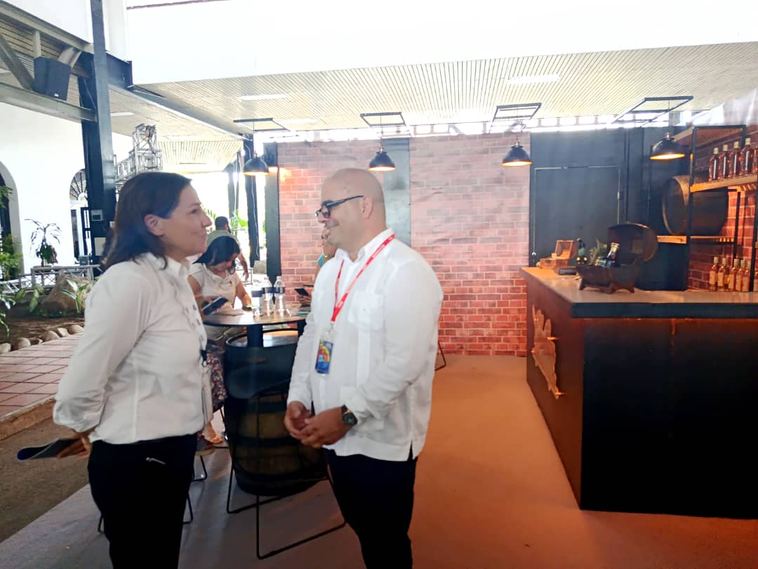 Con un tributo a la sostenibilidad y la rica historia de la industria ronera en el Oriente cubano, Cuba Ron S.A. participa en la XX Feria Internacional ExpoCaribe, que tiene lugar del 23 al 27 de junio de 2025 en el Complejo Cultural Heredia de Santiago de Cuba.

#CubaRonSA