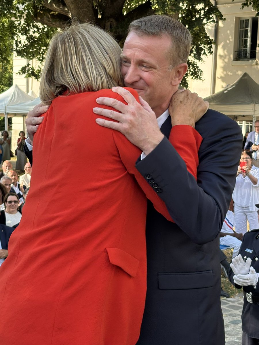 Jocelyne Guidez (@jocelyneguidez) on Twitter photo Ce soir, <a href="/JPDugoinClement/">J-P Dugoin-Clément</a> était fait chevalier de l’ordre de la Légion d’Honneur.
Distinction amplement méritée, remise par <a href="/valerieletard/">Valérie Létard</a>, vient mettre à l’honneur un travailleur acharné à l’engagement entier pour le territoire et la France🇫🇷
Heureuse d’avoir été à ses côtés. Ce soir, <a href="/JPDugoinClement/">J-P Dugoin-Clément</a> était fait chevalier de l’ordre de la Légion d’Honneur.
Distinction amplement méritée, remise par <a href="/valerieletard/">Valérie Létard</a>, vient mettre à l’honneur un travailleur acharné à l’engagement entier pour le territoire et la France🇫🇷
Heureuse d’avoir été à ses côtés.