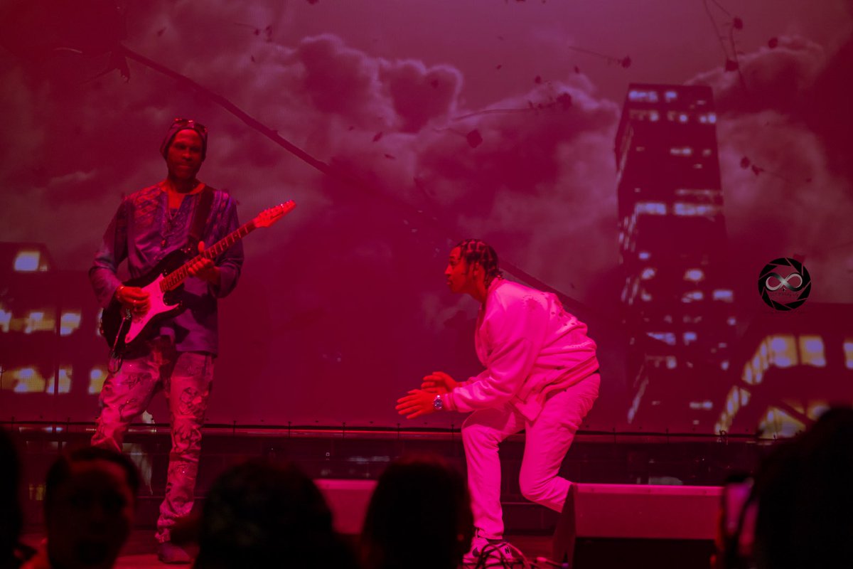 BoniTrue's tweet photo. Boni performance with EL-Train 🔥 https://t.co/XgPYmofTS1