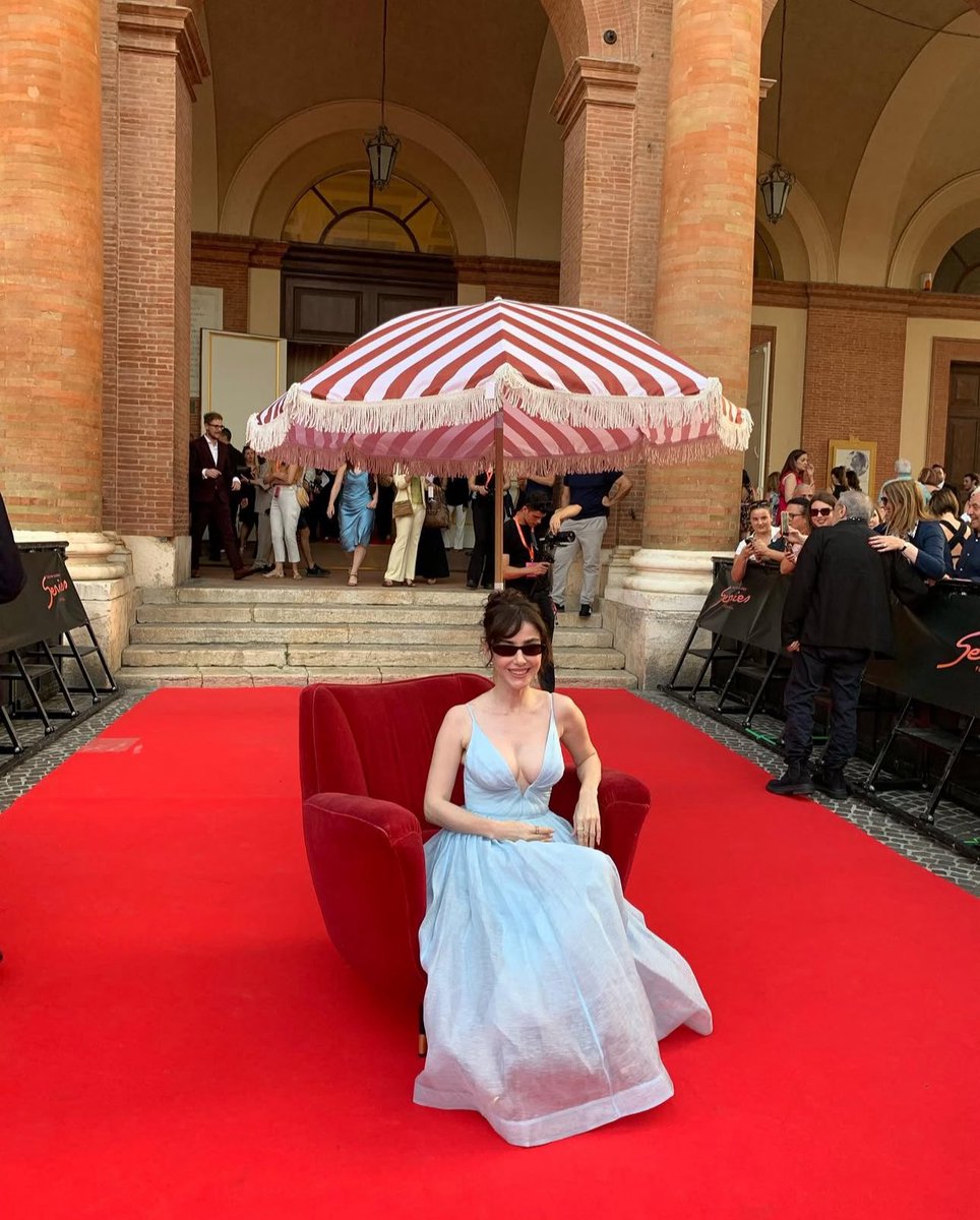 Piazza Cavour non è mai stata così scintillante. Rock #CanYaman e Sara e fiabesca #ÖzgeGürel . Adorabili #CanYamanExcellenceAward