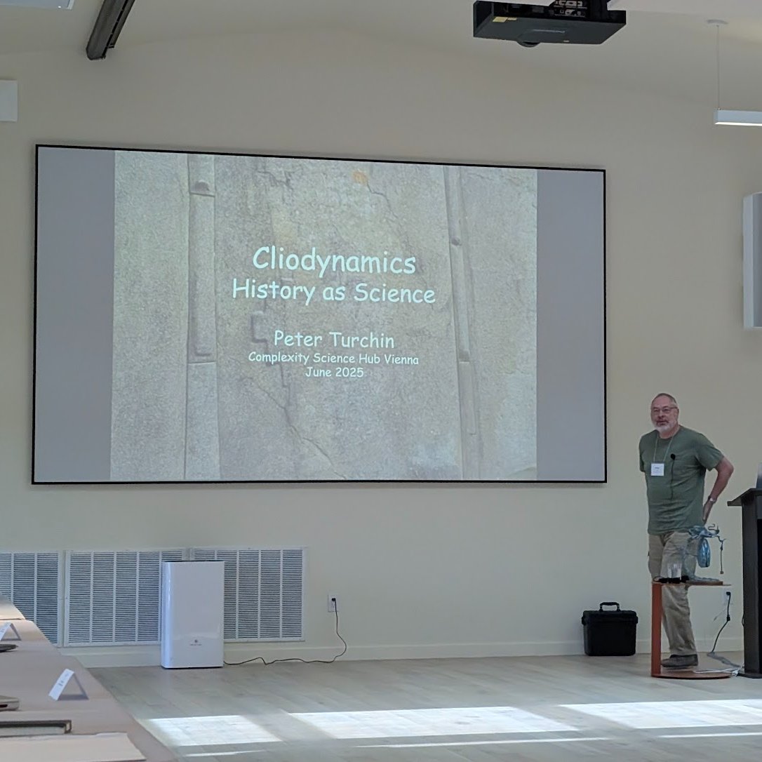 It was a real pleasure to take part in a workshop at the Santa Fe Institute last week. The topic was 'The Science of History'. I gave a talk on the stubbornly persistent idea of 'cosmically inevitable humans'! 🌌