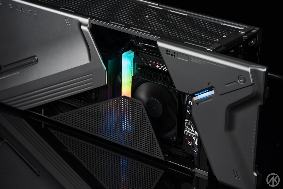 Mesmerized by this Modded PC!

The exterior is so sleek and stylish, it genuinely looks like it's crafted from spacecraft components. And with the ORION V RGB plugged in, it truly feels like the power source for this incredible machine!

Would you buy this rig?

📸 by: @AKMOD