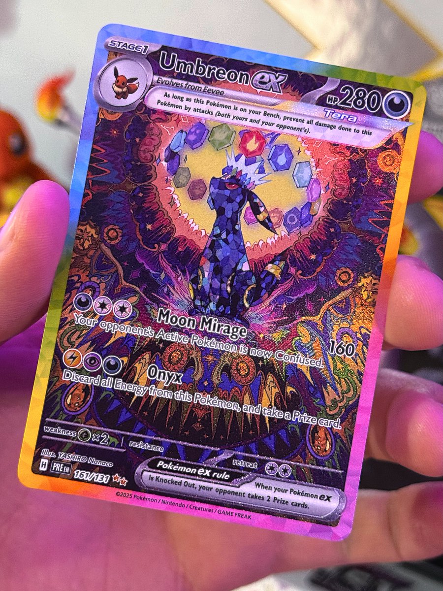 andreetcg's tweet photo. Un pequeño post de apreciación de la carta que saqué ayer de un booster pack de Prismatic Evolutions 🤯

Sin duda alguna una de las más lindas que haya visto, peeeeeeeero…ninguna como mi hermoso Umbreon VMAX ❤️🤩

#pokemoncards #umbreon #evolvingskies #prismaticevolutions https://t.co/T5qXpicouL