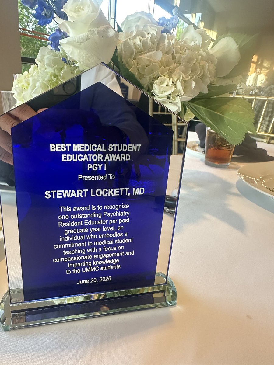 stew_lock's tweet image. Full circle moment:
I still remember being the nervous med student trying to absorb everything.
Now I get to teach them every day.
Grateful to be named Best Medical Student Educator amongst my class! What an honor! 🤓