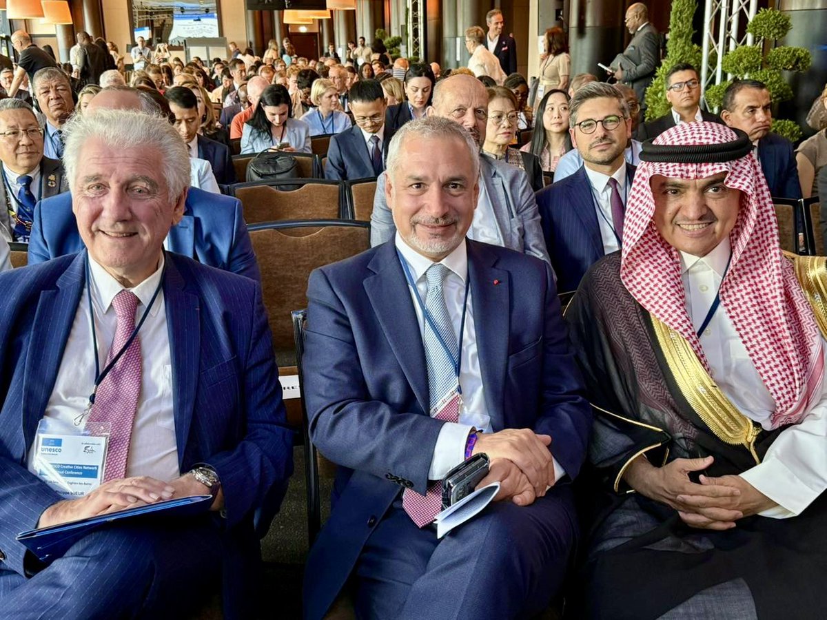 سعدت في حفل افتتاح 
 المؤتمر اليوم في فرنسا 
 بلقاء السيد
 إرنستو أوتون المدير العام المساعد للثقافة في اليونسكو .
والسيد فيليب سوير، عمدة 
مدينة إنجين ليه باين الفرنسية