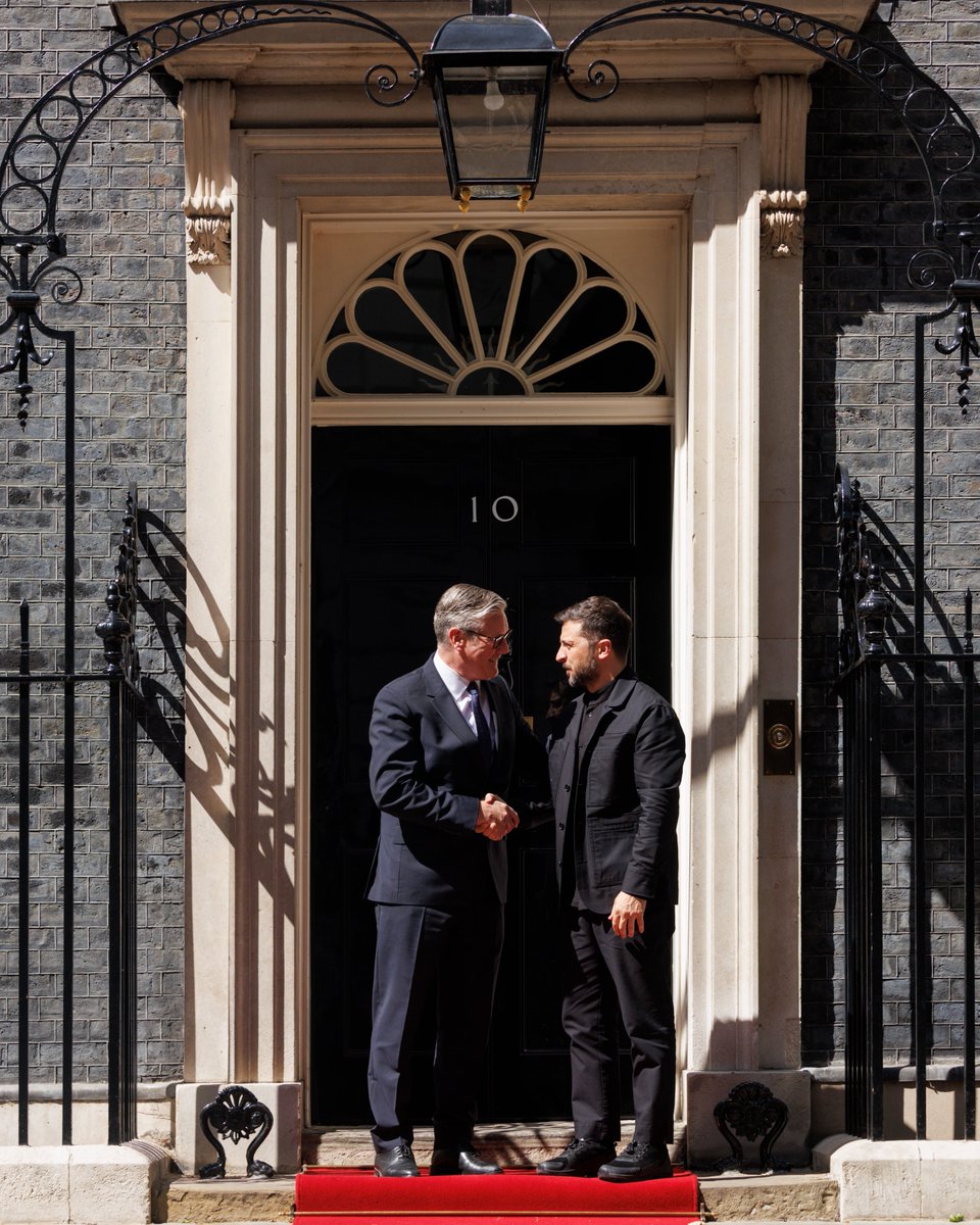 UK Prime Minister (@10downingstreet) on Twitter photo The UK will always stand with Ukraine.
Welcome back to Downing Street, President <a href="/ZelenskyyUa/">Volodymyr Zelenskyy / ะะพะปะพะดะธะผะธั ะะตะปะตะฝััะบะธะน</a>. The UK will always stand with Ukraine.
Welcome back to Downing Street, President <a href="/ZelenskyyUa/">Volodymyr Zelenskyy / ะะพะปะพะดะธะผะธั ะะตะปะตะฝััะบะธะน</a>.