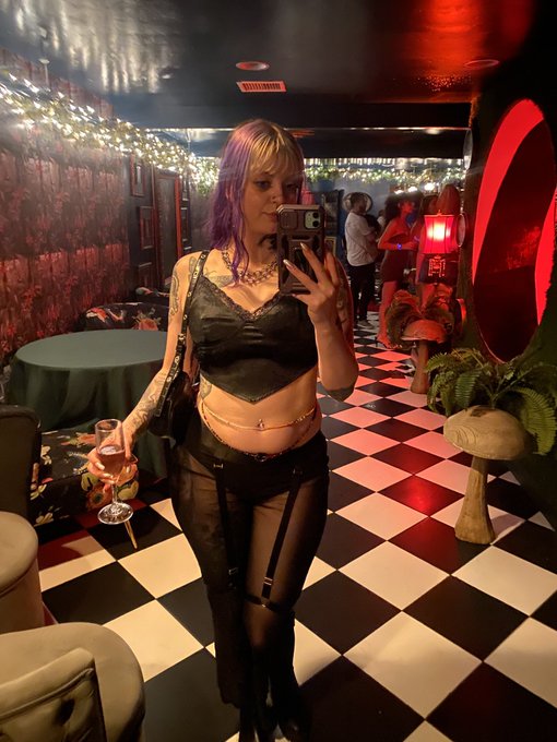 Watch She Devil 😈's leaked NSFW photo on TwXstars