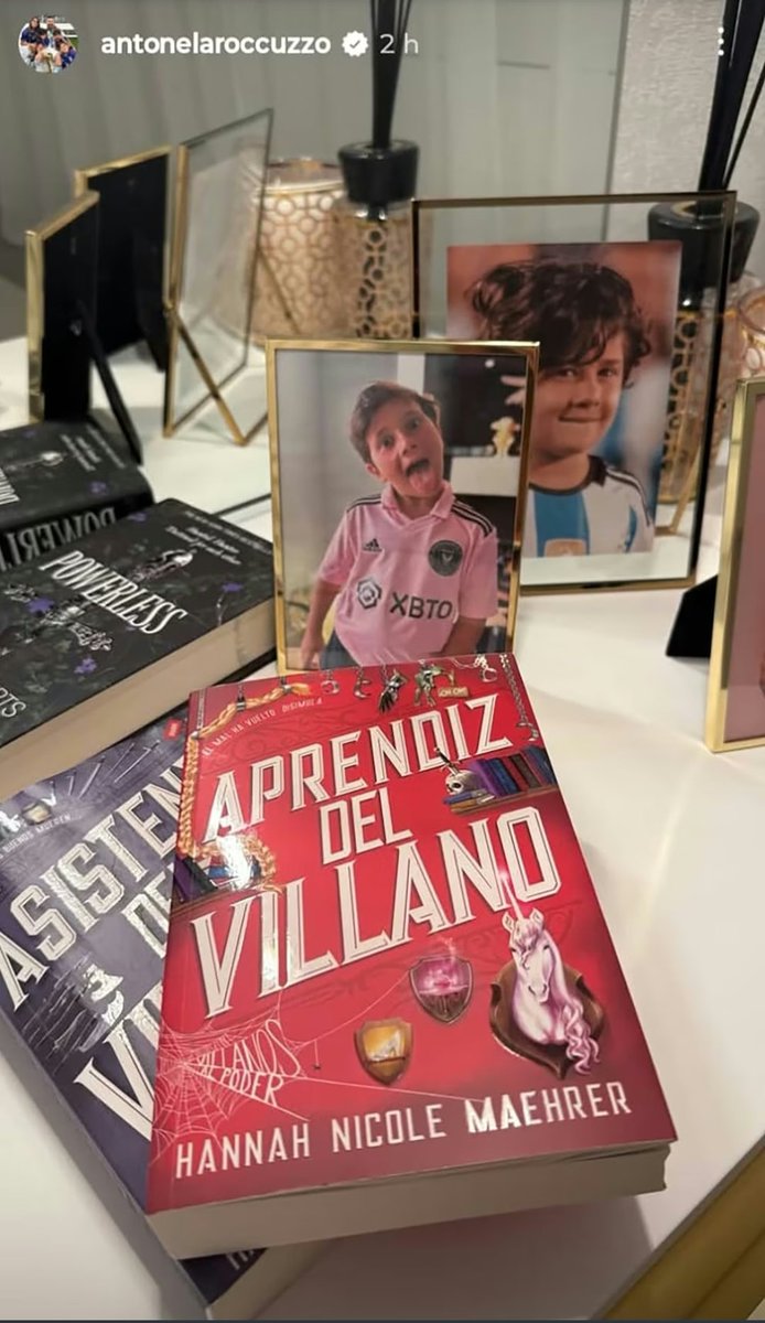 Los tres libros que Antonela Roccuzzo, está leyendo en estos días: “Aprendiz de villano” y “Asistente de villano”, ambos de la autora y booktoker Hannah Nicole Maehrer, y “Powerless”, de Lauren Roberts.