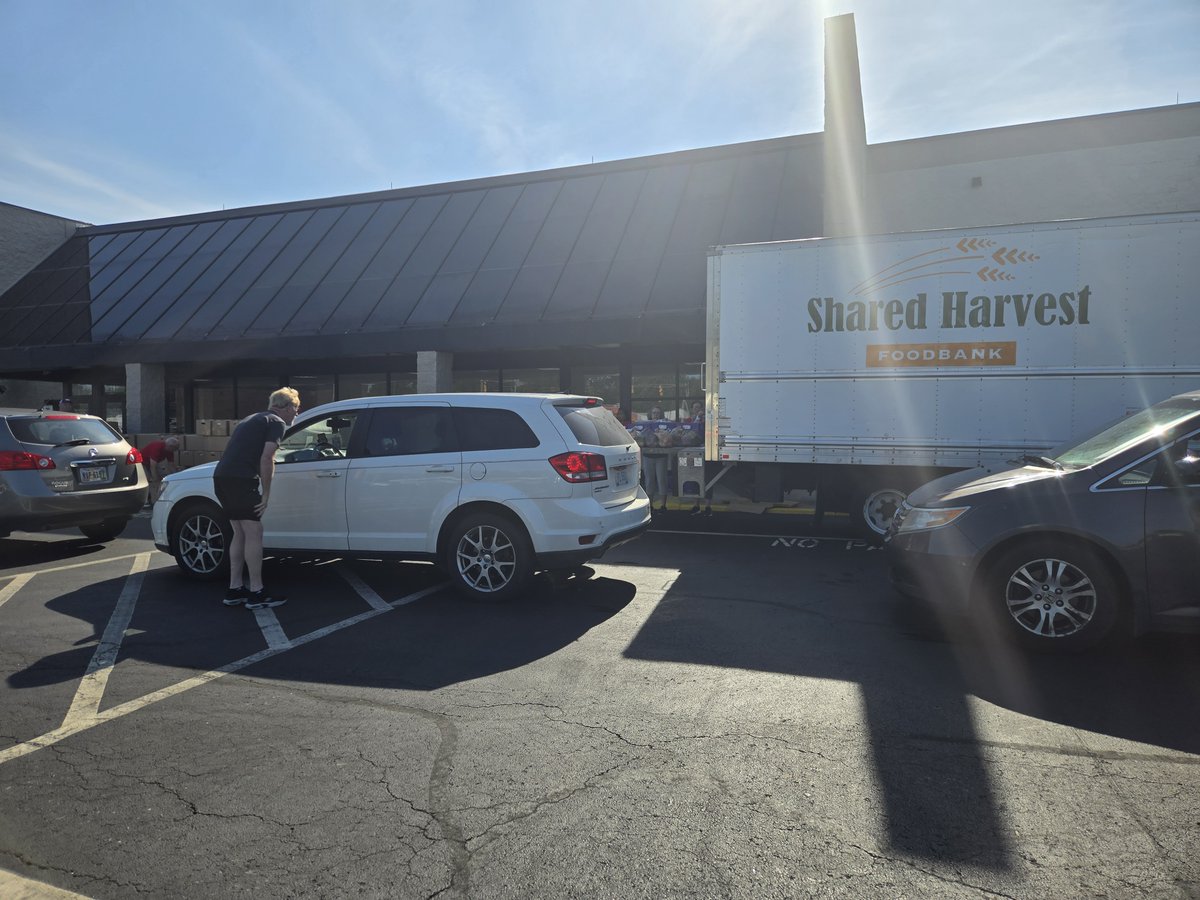 ButlerCountyESC's tweet image. 💛 Through the Compassion Project, we served food to 337 people this weekend! Huge thanks to Board Member Leslie &amp;amp; The River Church for building boxes &amp;amp; volunteering to distribute food, coats &amp;amp; shoes.

#Proud2BCESC #CompassionProject #BestOfButlerCounty