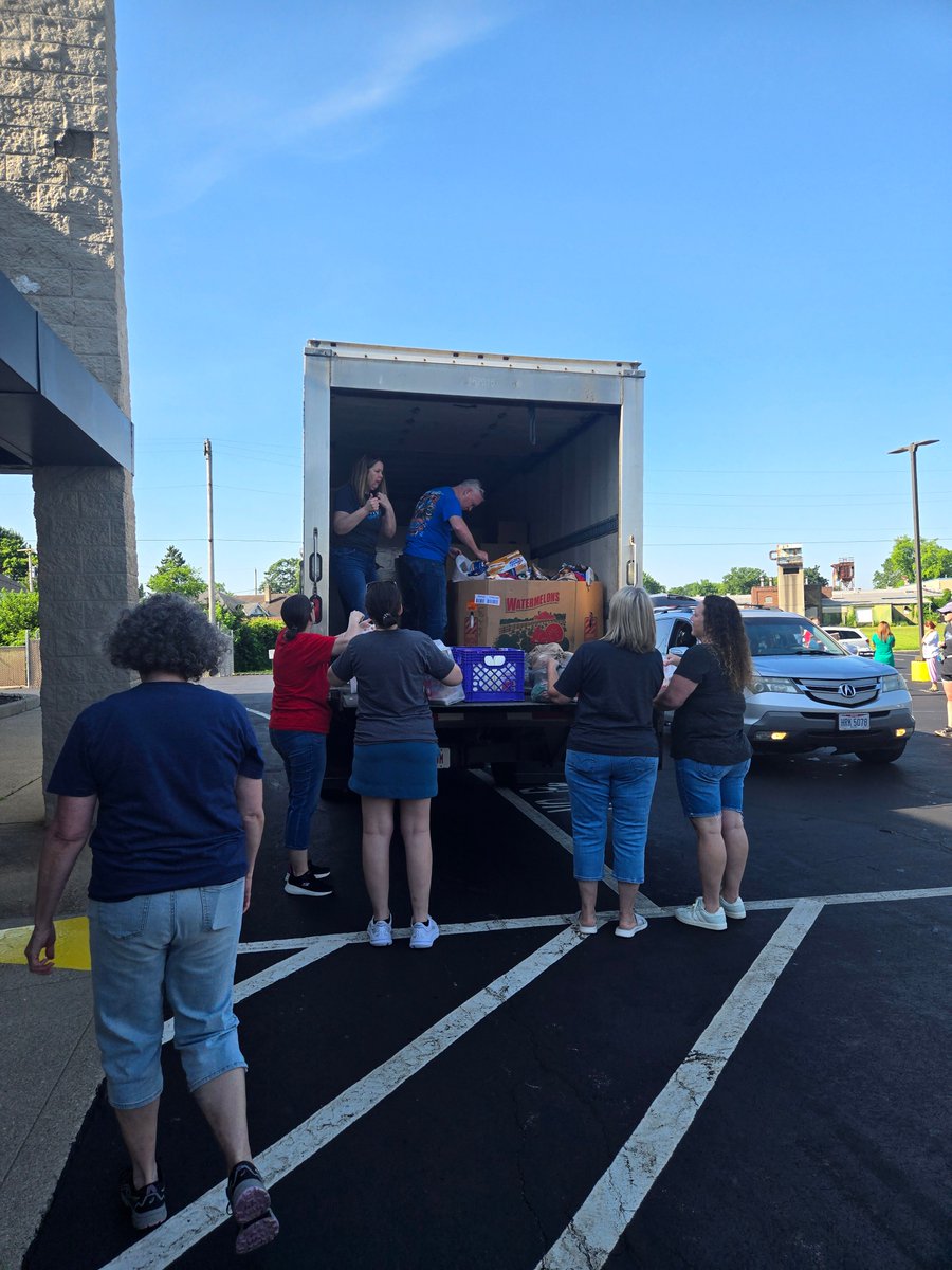 ButlerCountyESC's tweet image. 💛 Through the Compassion Project, we served food to 337 people this weekend! Huge thanks to Board Member Leslie &amp;amp; The River Church for building boxes &amp;amp; volunteering to distribute food, coats &amp;amp; shoes.

#Proud2BCESC #CompassionProject #BestOfButlerCounty