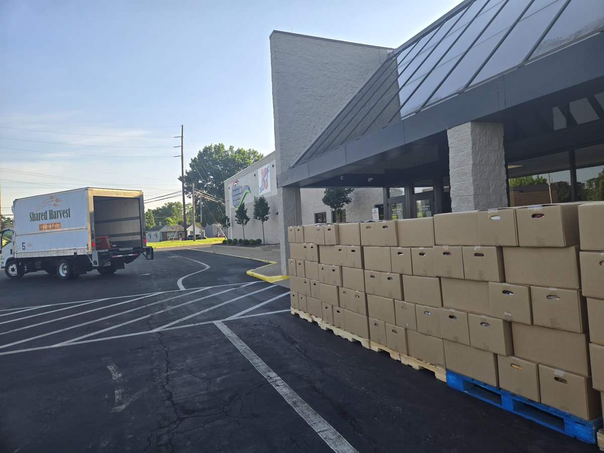 ButlerCountyESC's tweet image. 💛 Through the Compassion Project, we served food to 337 people this weekend! Huge thanks to Board Member Leslie &amp;amp; The River Church for building boxes &amp;amp; volunteering to distribute food, coats &amp;amp; shoes.

#Proud2BCESC #CompassionProject #BestOfButlerCounty