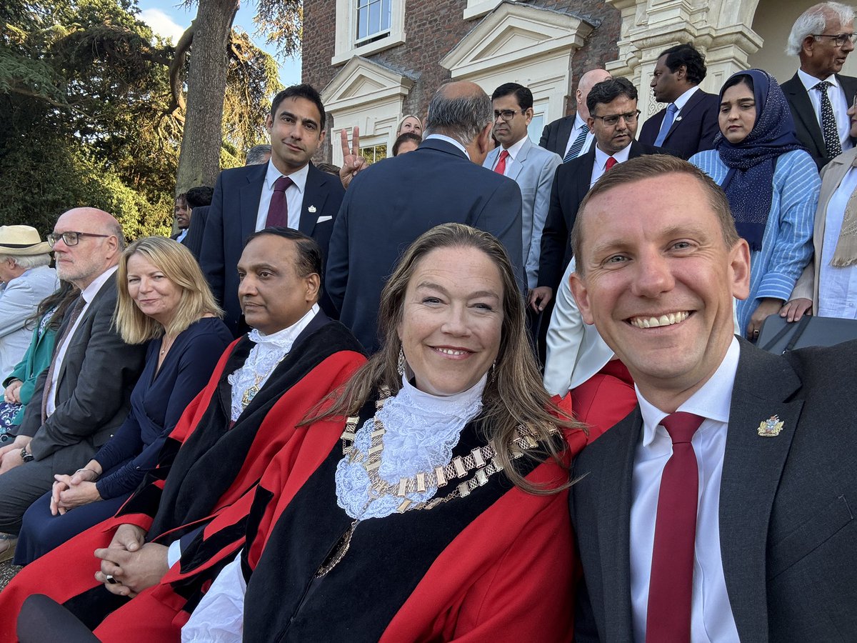 Getting ready for the borough’s 60th anniversary photo 😁