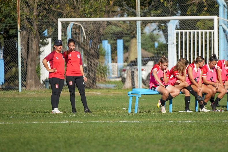 La Voz Albirroja (@lavozalbirroja) on Twitter photo 🇦🇹⚽ CAMBIOS EN EL FEMENINO
La Directora Técnica Roxana Vallejos no seguirá en el cargo tras casi dos años en el mando.
✍🏼Sofía Vendittuoli, ex ayudante de campo, fue anunciada como nueva entrenadora del plantel de primera de #EDLP
📷: <a href="/EdelpFutbolFeme/">Estudiantes Fútbol Femenino</a> 🇦🇹⚽ CAMBIOS EN EL FEMENINO
La Directora Técnica Roxana Vallejos no seguirá en el cargo tras casi dos años en el mando.
✍🏼Sofía Vendittuoli, ex ayudante de campo, fue anunciada como nueva entrenadora del plantel de primera de #EDLP
📷: <a href="/EdelpFutbolFeme/">Estudiantes Fútbol Femenino</a>