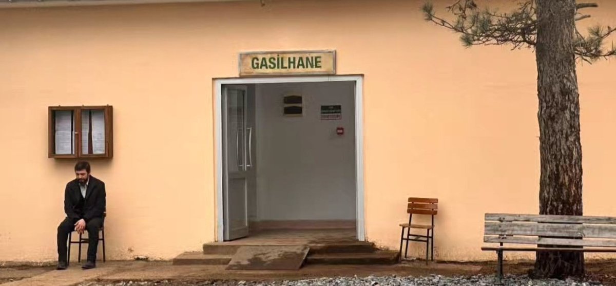 •Yolun yarısına gelemeden yaşlandık.
Ne hevesimiz kaldı,
Ne de hayalimiz...