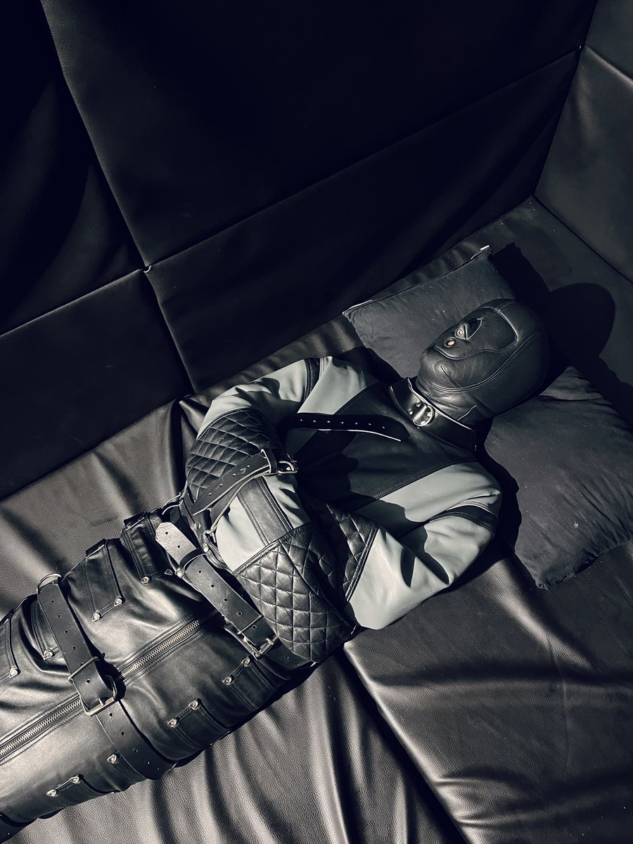 Ordered my own <a href="/LeatherPrison/">LeatherPrison</a> straightjacket, which is arriving soon.

Can‘t wait to secure other kinky bois like <a href="/MummifiedBoy_/">MummifiedBoy 🔜 XGear, Darklands 2025, Folsom 2025</a> (on the picture for a good overnight stay). Or maybe I will be secured? Who knows..

#straightjacket #bondage #gaybondage #leather #tiedup #kinky