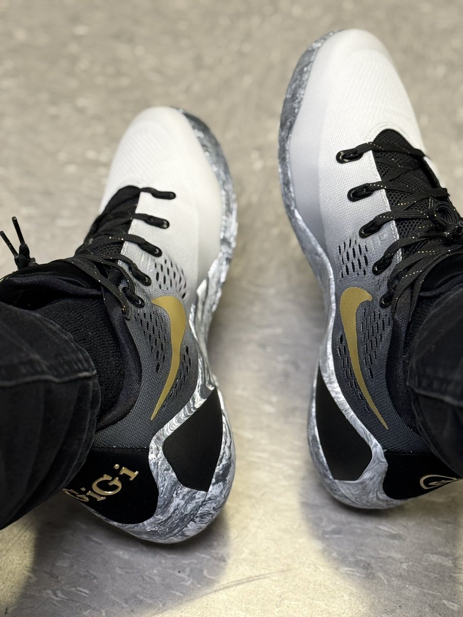 Askyomomma1's tweet photo. New Week, New #KOTD
I not only wear Jordans, I have a Few #Kobes
#Gigi #Mambacitas
They match My SAINTS Colors as well!!! #WhoDat βοΈβοΈ https://t.co/ROpeOb4Igd