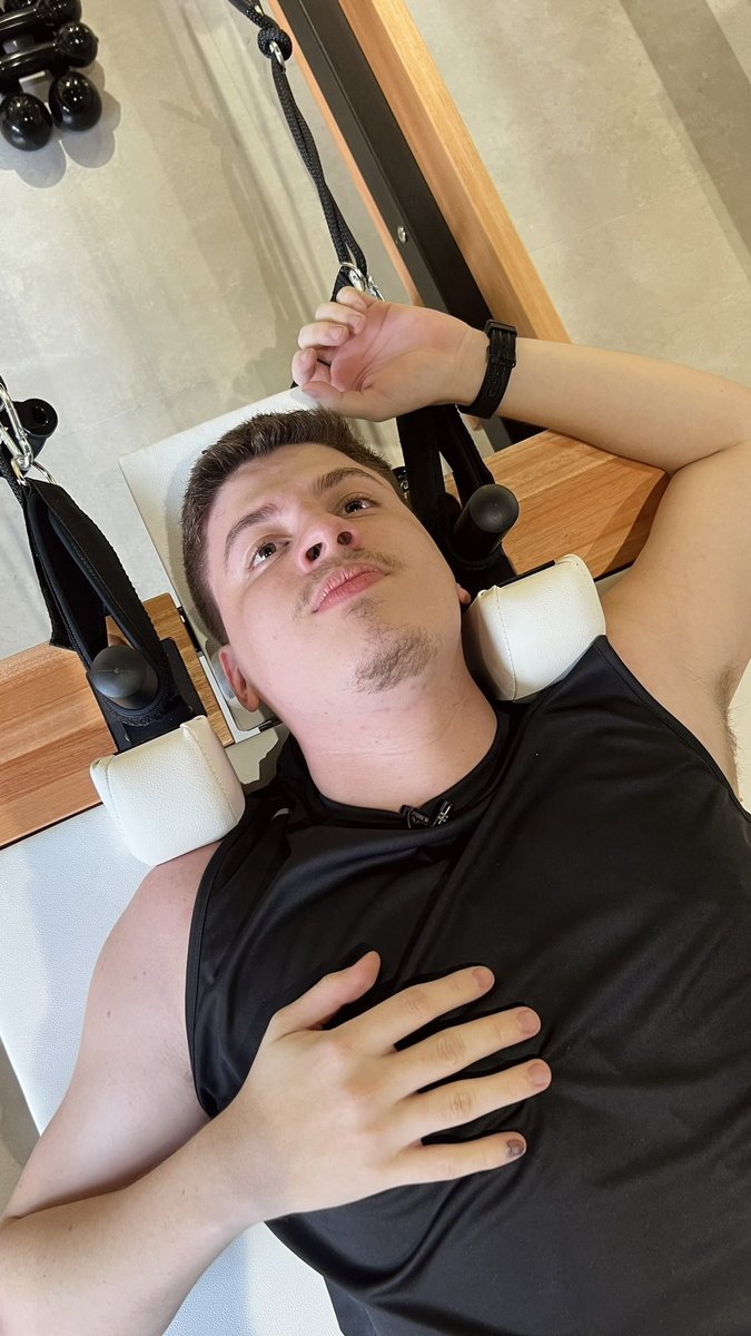 FIZEMOS UMA AULA DE PILATES 🤸 

saiu video novo no canal!!! quem será que passou mal nesse?