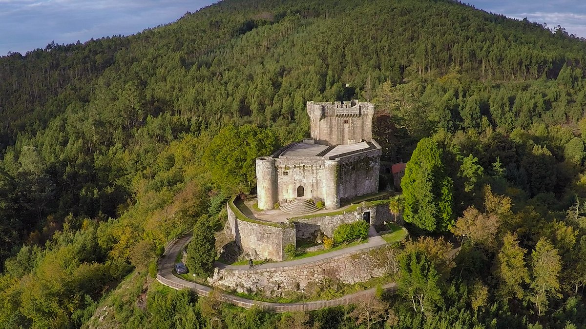 SabiasGalicia's tweet photo. O Castelo de Sobroso situado no alto dun outeiro en Vilasobroso (Mondariz), a máis de 300 metros sobre o nivel do mar, é un dos máximos expoñentes do patrimonio fortificado da provincia de #Pontevedra. Un gran bosque de 30 ha con mais de 40 especies custodia o castelo. #Galicia https://t.co/SyArI2o17E