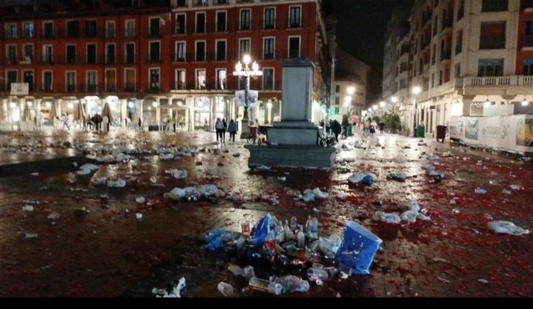 Así quedó la Plaza Mayor en fiestas de septiembre del año pasado. Día tras día . Nunca habéis dicho nada.
 Lo vuestro es obsesión con  Zorrilla’s Fest.  No sabéis por dónde agarraros para criticarlo . ¡¡Sectarios!!
