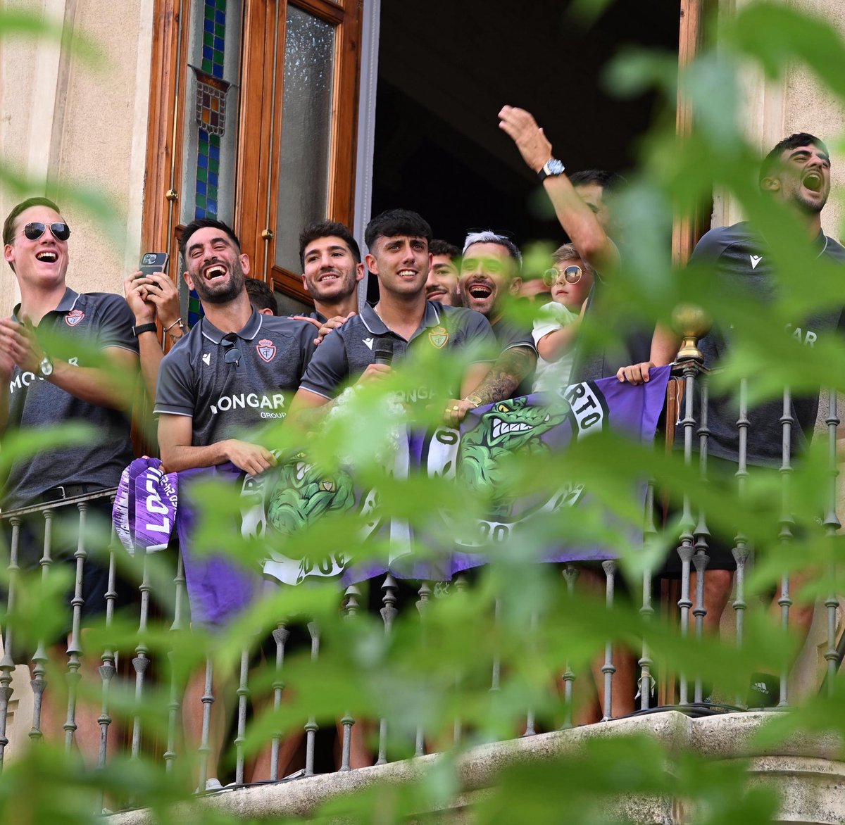 📸 𝗡𝘂𝗲𝘀𝘁𝗿𝗮 𝗽𝗹𝗮𝗻𝘁𝗶𝗹𝗹𝗮 𝗰𝗲𝗹𝗲𝗯𝗿𝗮 𝗲𝗹 𝗮𝘀𝗰𝗲𝗻𝘀𝗼 𝗷𝘂𝗻𝘁𝗼 𝗮 𝘁𝗼𝗱𝗮 𝘂𝗻𝗮 𝗰𝗶𝘂𝗱𝗮𝗱 

¡Real Jaén, te quiero! 🤍

#BenditaLocura