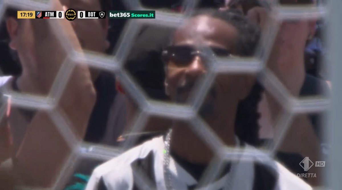 Snoop Dogg alentando al Botafogo ante Atlético de Madrid por el Mundial de Clubes 🏆🔥

EL BENDITO MUNDIAL DE CLUBES 😮‍💨