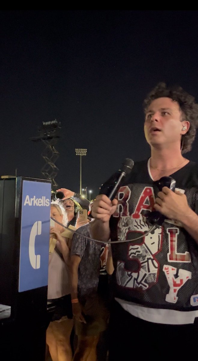 The look of <a href="/Max_Kerman/">Max Kerman</a>'s confusion as someone keeps yelling at him to <a href="/PlaySystematic/">Play Systematic</a>. 

<a href="/arkellsmusic/">ARKELLS</a> #TheRallyIII #ArkellsStadium