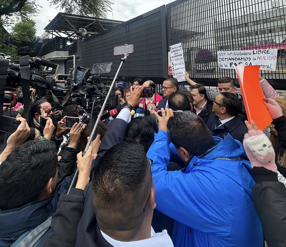 FroylanMunozA's tweet photo. Hola ciudadanas y ciudadanos: pese a que el INE NOS CERRÓ LA PUERTA, con la presentación del juicio “madre” de inconformidad, suscrito por las personas juzgadoras federales (EF) que participamos en este “viciado proceso judicial 2025”, queda en manos de las y los integrantes de la Sala Superior del PJF, restablecer el estado constitucional y democrático de derecho, la división de poderes y la independencia judicial en nuestra República; ojalá el grave caso no llegue al conocimiento y resolución de un tribunal internacional. #VaPorMéxico 🇲🇽♾💯