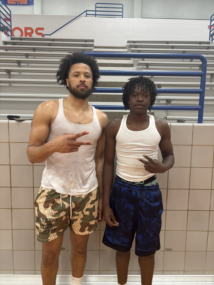 Always great to see Greatness grace our Bowie gym!  <a href="/theycallmecoach/">Lee Jones</a> <a href="/CadeCunningham_/">Cade Cunningham</a>