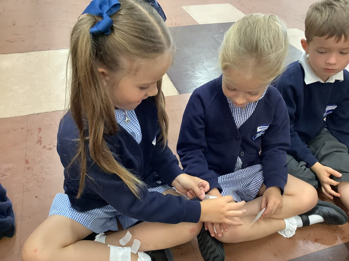 Year 1 loved their session with <a href="/PandaParamedic/">Panda Paramedic</a> today, learning all about how to safely apply plasters and bandages, as well as administering EpiPens in the event of an emergency! 🩹🚑