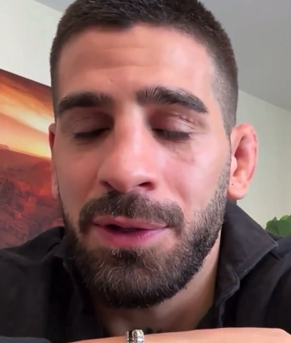 wait does Ilia Topuria have a cut above his left eye???
