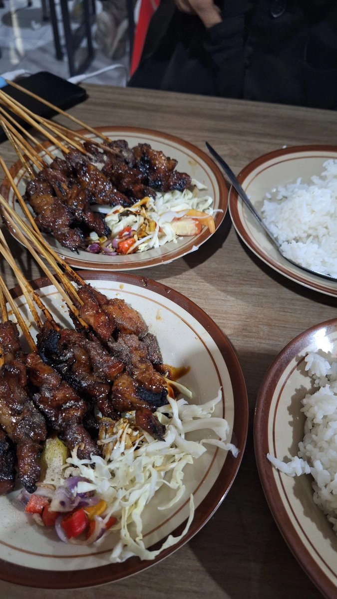 sey__an's tweet photo. MAKAN MAKAN MAKAN MAKAN MAKAN MAKAN MAKAN MAKANNNNNNNNNNNNNNNN https://t.co/UDtvhRLa5B