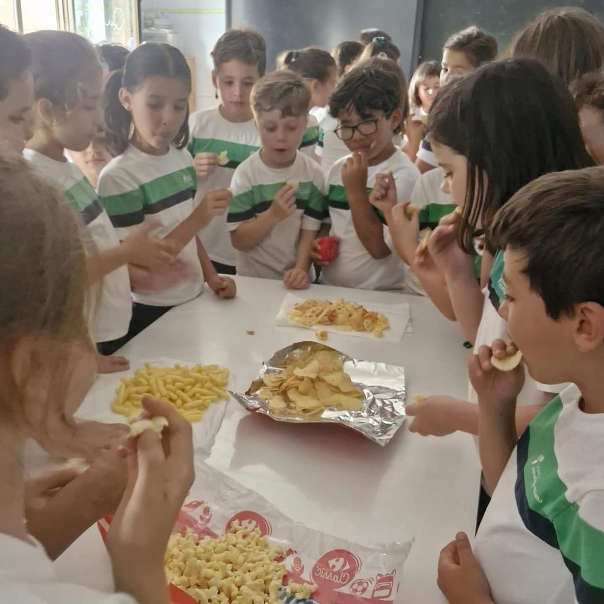 TeresianasSala's tweet photo. ¡YA ESTAMOS DE VACACIONES!Hoy nuestro cole se ha llenado de fiesta, de alegría, de sonrisas y de música. ¡Qué curso tan bonito hemos compartido juntos! Como auténticos #Alia2 hemos aprendido, nos hemos apoyado en las dificultades y hemos celebrado nuestros logros. @FETeresiana https://t.co/6REqDsD2jI