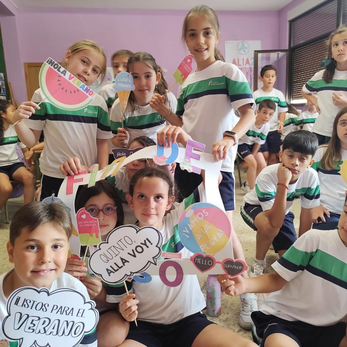 TeresianasSala's tweet photo. ¡YA ESTAMOS DE VACACIONES!Hoy nuestro cole se ha llenado de fiesta, de alegría, de sonrisas y de música. ¡Qué curso tan bonito hemos compartido juntos! Como auténticos #Alia2 hemos aprendido, nos hemos apoyado en las dificultades y hemos celebrado nuestros logros. @FETeresiana https://t.co/6REqDsD2jI