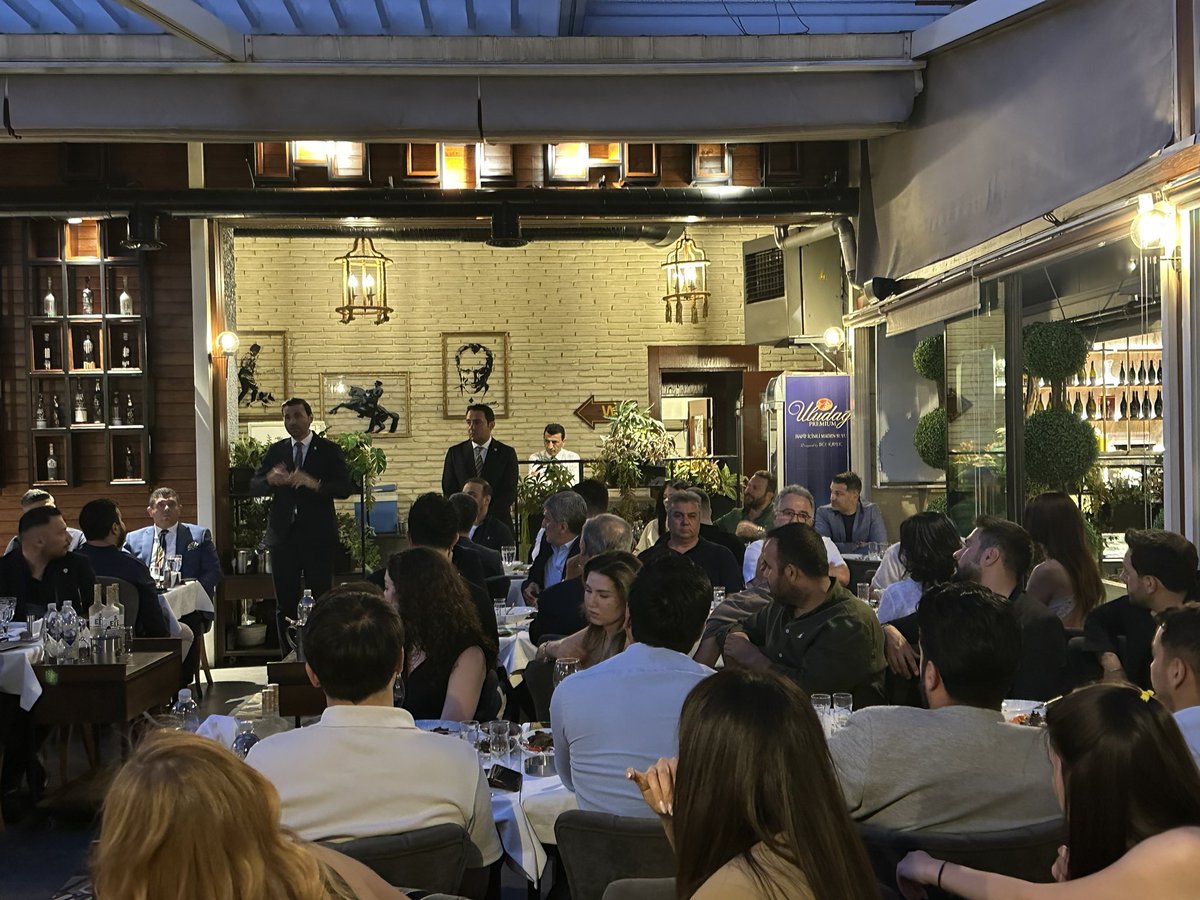 Ankara’da gerçekleştirdiğimiz aday tanıtım yemeğimiz, dernek üyelerimiz, yargı mensuplarımız ve üniversite hocalarımızın yoğun katılımıyla coşkulu bir şekilde gerçekleşti.

Başkan adayımız M. Enes Yıldırım, bugüne kadar yapılan çalışmaları anlattı, yeni dönem projelerini