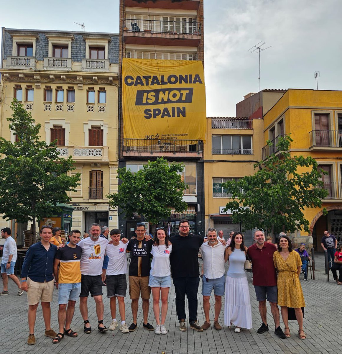 agusti_aleix's tweet photo. Aquesta tarda, amb la @JNCsantceloni, el SG @jordicuminal, el diputat @raulgr82 i el diputat @jpagesm, hem rebut la flama del Canigó a la plaça de la Vila de Sant Celoni.

Per rebre-la hem desplegat la pancarta que porta el lema que ens indica el camí.
CATALONIA IS NOT SPAIN https://t.co/wkFxcR2rce