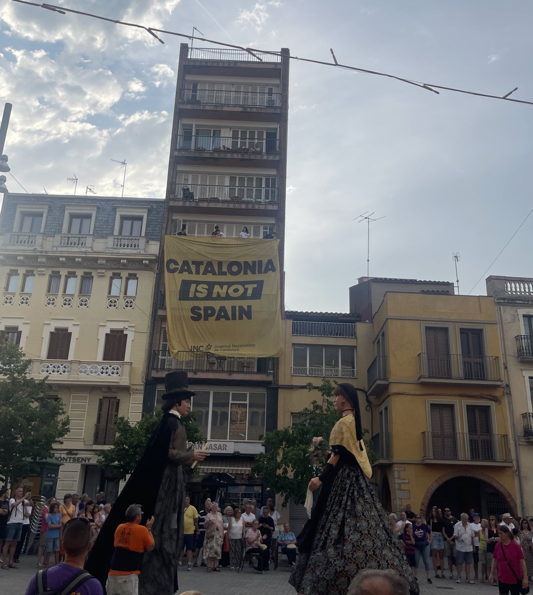 agusti_aleix's tweet photo. Aquesta tarda, amb la @JNCsantceloni, el SG @jordicuminal, el diputat @raulgr82 i el diputat @jpagesm, hem rebut la flama del Canigó a la plaça de la Vila de Sant Celoni.

Per rebre-la hem desplegat la pancarta que porta el lema que ens indica el camí.
CATALONIA IS NOT SPAIN https://t.co/wkFxcR2rce