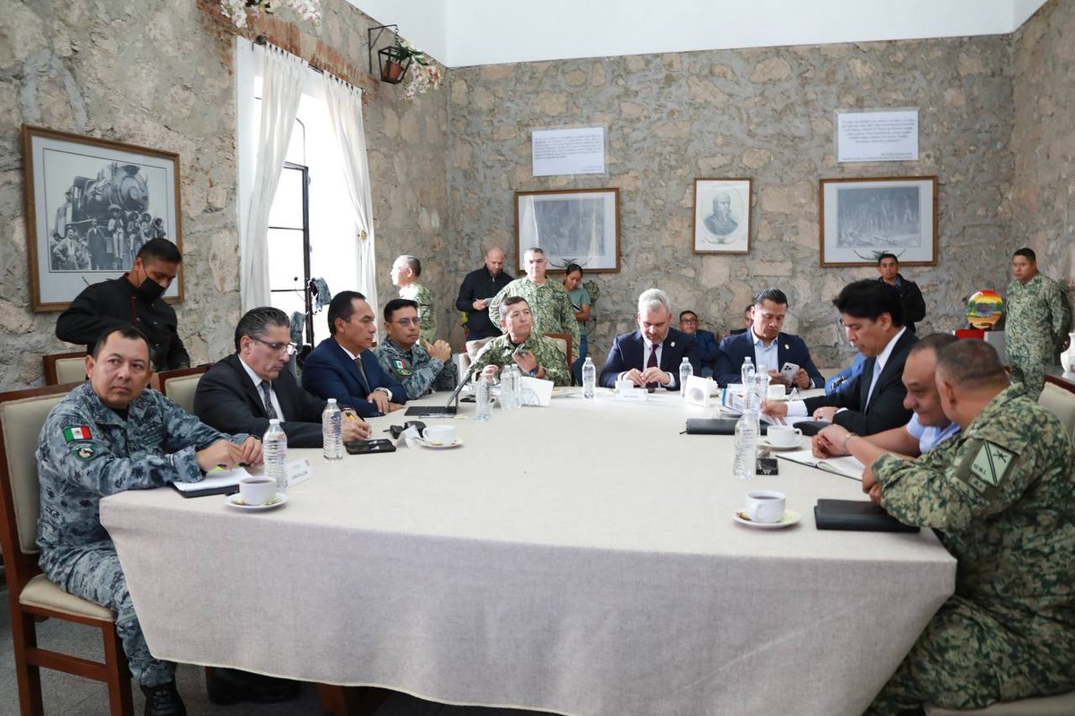 En reunión del Grupo de Inteligencia Operativa, con autoridades de los distintos niveles, dimos seguimiento a los retos que enfrenta Michoacán y reiteré el compromiso que tenemos en la <a href="/FiscaliaMich/">Fiscalía General de Michoacán</a> de continuar trabajando de manera coordinada.