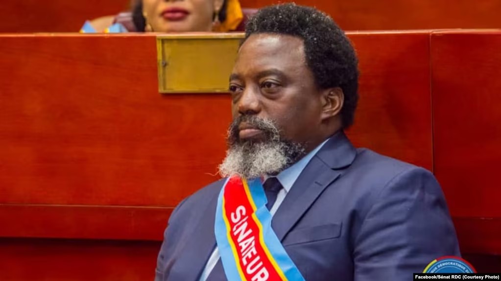 ERIC_WEMBA1's tweet photo. Il voulait avancer son pion, il se retrouve en échec. Dans une manœuvre aussi hasardeuse que mal calibrée, l’ancien président Joseph Kabila échoue à se repositionner au centre de l’échiquier politique congolais, laissant apparaître un isolement grandissant face à un Félix Tshisekedi conforté sur la scène nationale et internationale.
Écarté des négociations de haut niveau menées entre Washington et Doha, Kabila n’apparaît dans aucun des processus diplomatiques visant à résoudre la crise dans l’est de la RDC. Pour les États-Unis – et plus spécifiquement l’administration Trump qui supervise de près les discussions en cours –, il incarne une page tournée. Loin de pouvoir prétendre à un rôle d’arbitre ou de recours, l’ancien chef de l’État est aujourd’hui perçu comme un poids du passé, encombrant autant qu’encombré.
Dans les coulisses, il est en train de tenter une dernière ouverture : approcher Bujumbura. L’idée ? Miser sur les liens désormais solides entre la RDC et le Burundi pour que le président Évariste Ndayishimiye intercède en sa faveur auprès de Kinshasa. Une tentative de médiation indirecte dont la présidence congolaise n’a, selon plusieurs sources, pas encore accusé réception.
Au cœur du piège : le rôle trouble que le Rwanda a voulu lui assigner. Kigali, qui mène depuis des mois une guerre d’agression ouverte dans l’est du pays via le M23, a cherché à instrumentaliser Joseph Kabila en donnant à ce conflit l’apparence d’un règlement de comptes entre Congolais. Mais la manœuvre n’a pas pris. Ni sur le plan national, où les prises de position récentes de Kabila ont été largement perçues comme ambigües et opportunistes, ni sur le plan international, où son absence dans les cénacles de décision parle d’elle-même. Lire l'intégralité : https://t.co/CFnHAUr4yf
