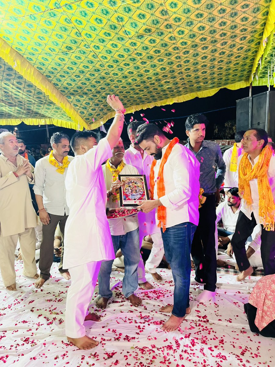 VISHALBOXER3's tweet photo. श्री गोवर्धन श्याम मित्र मण्डल द्वारा आयोजित त्रतीय श्याम भजन संध्या में उपस्थित रहा 
श्याम मंडल परिवार का बहुत बहुत धन्यवाद आभार 🙏
#jayshreeshyam https://t.co/MIwxku0GVL