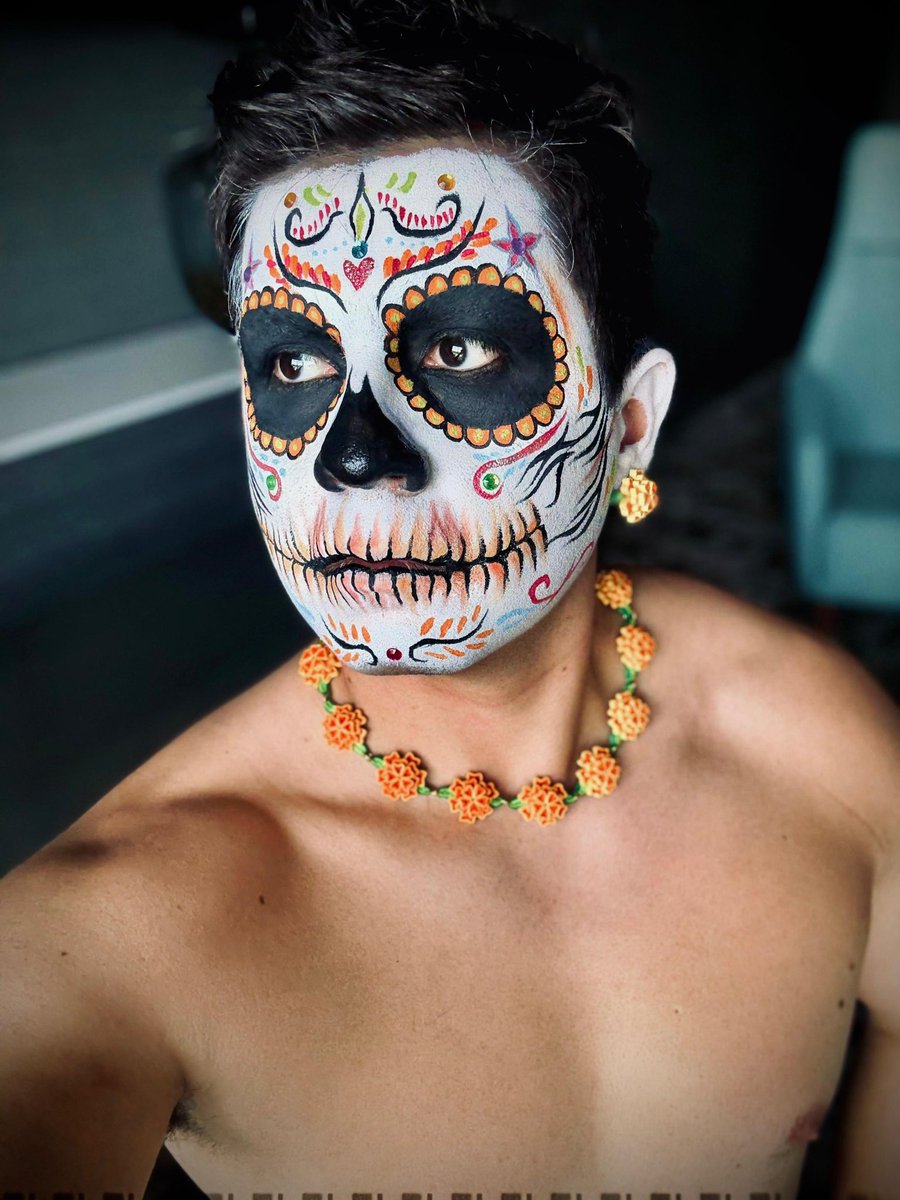 betodemonio's tweet photo. Así representé a México la semana pasada. 💀🌸🌺🌻 En un foro de Turismo LGBT+ de Colombia. 🥰 https://t.co/rJM0IgMFSv