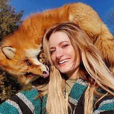 paipaperwork's tweet image. Rest in peace Mikayla Raines from Saveafox fox rescue who saved more than 5000 animals from fur farm #saveafox .Humanity will always remember you and thank you for your services to animals and getting mankind emotional state through a crazy covid period.A very special person 🫡