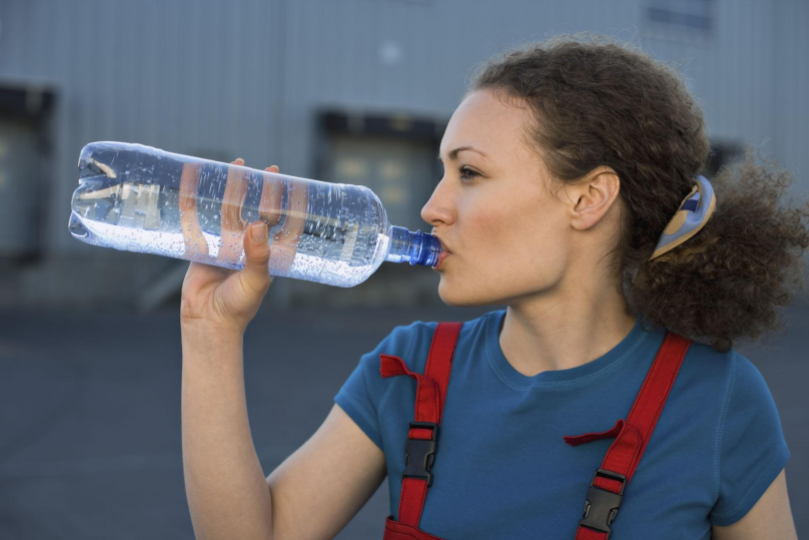 IndCommAZ's tweet photo. National Hydration Day is today! 💧 Staying hydrated is crucial, especially at the worksite. Employers, ensure cool, accessible water is available. Workers, drink water frequently for moderate activity. Let's all stay hydrated and safe this summer! #WorkplaceSafety https://t.co/Kl0xaX1B0Z