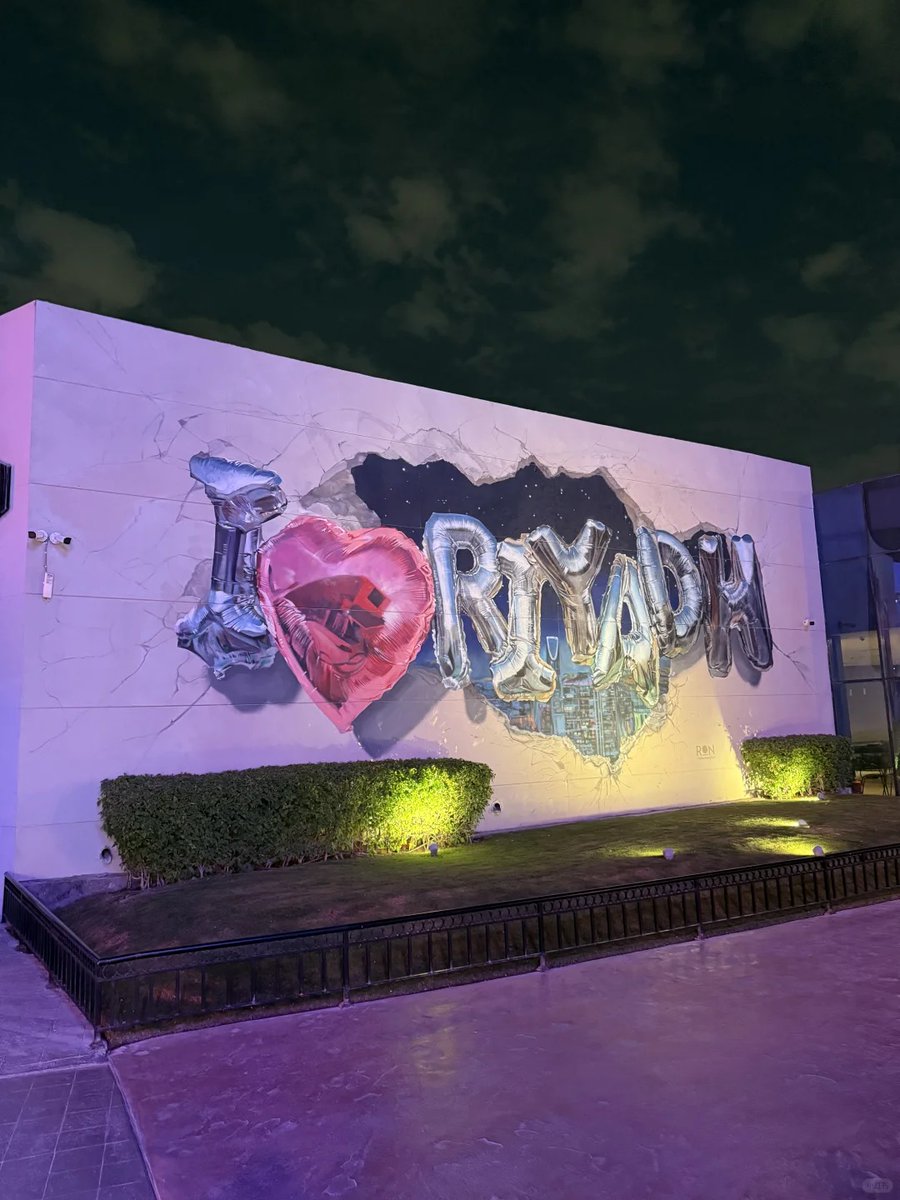 Lina168871's tweet photo. Every time I return to Riyadh, the familiar lights, unique architecture, and warm atmosphere steal my heart all over again. This place isn’t just my home—it’s where my soul belongs. Can’t wait to soak in its charm once more! #Riyadh #HomeSweetHome #MyFavoritePlace https://t.co/RRVNVQ23Lx