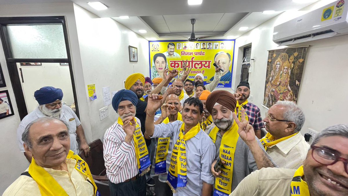 aapdimpleahuja's tweet photo. "Celebrating with Janakpuri @AamAadmiParty volunteers on winning the by-elections in Visavadar, Gujarat and Ludhiana West, Punjab with a massive margin! 🎉😍🥳

#ByElectionVictory #PeoplesMandate #Gratitude"
@ArvindKejriwal @Saurabh_MLAgk https://t.co/Kj00nOEEEA