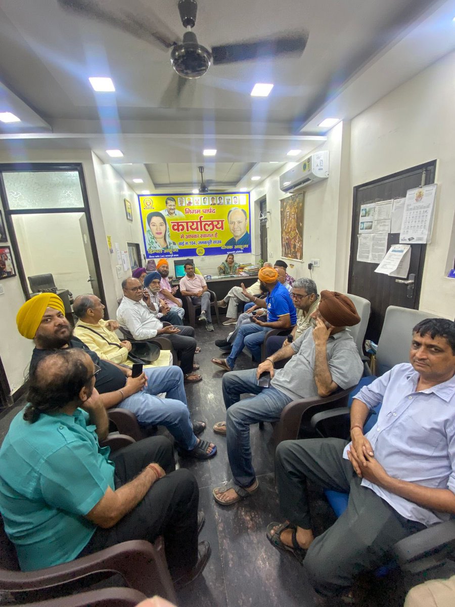 aapdimpleahuja's tweet photo. "Celebrating with Janakpuri @AamAadmiParty volunteers on winning the by-elections in Visavadar, Gujarat and Ludhiana West, Punjab with a massive margin! 🎉😍🥳

#ByElectionVictory #PeoplesMandate #Gratitude"
@ArvindKejriwal @Saurabh_MLAgk https://t.co/Kj00nOEEEA