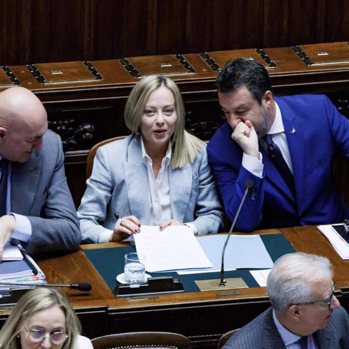 #Meloni ha scelto le lobby delle #armi invece degl'italiani, 100 miliardi per armamenti e difesa, briciole per le famiglie in difficoltà. Prima si sbaciucchiava #Biden, oggi si genuflette a #Trump. Stanno trasformando l'Italia in una caserma al servizio dell’imperialismo yankee.